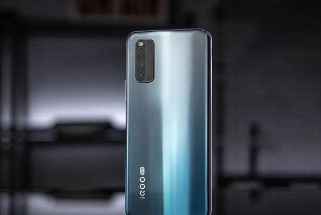 oppo不同的是,它定位是强悍性能,性价比方向,尤其是游戏方面,iqooz1更