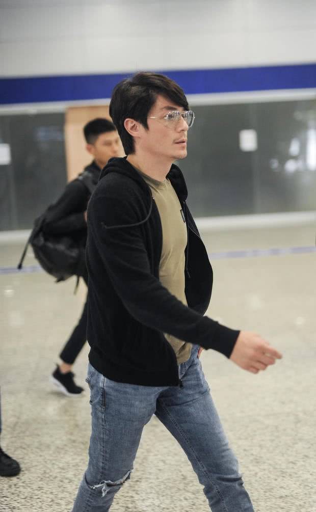 原创霍建华胡子拉碴现身机场穿紧身t恤秀胸肌老干部这次有点骚