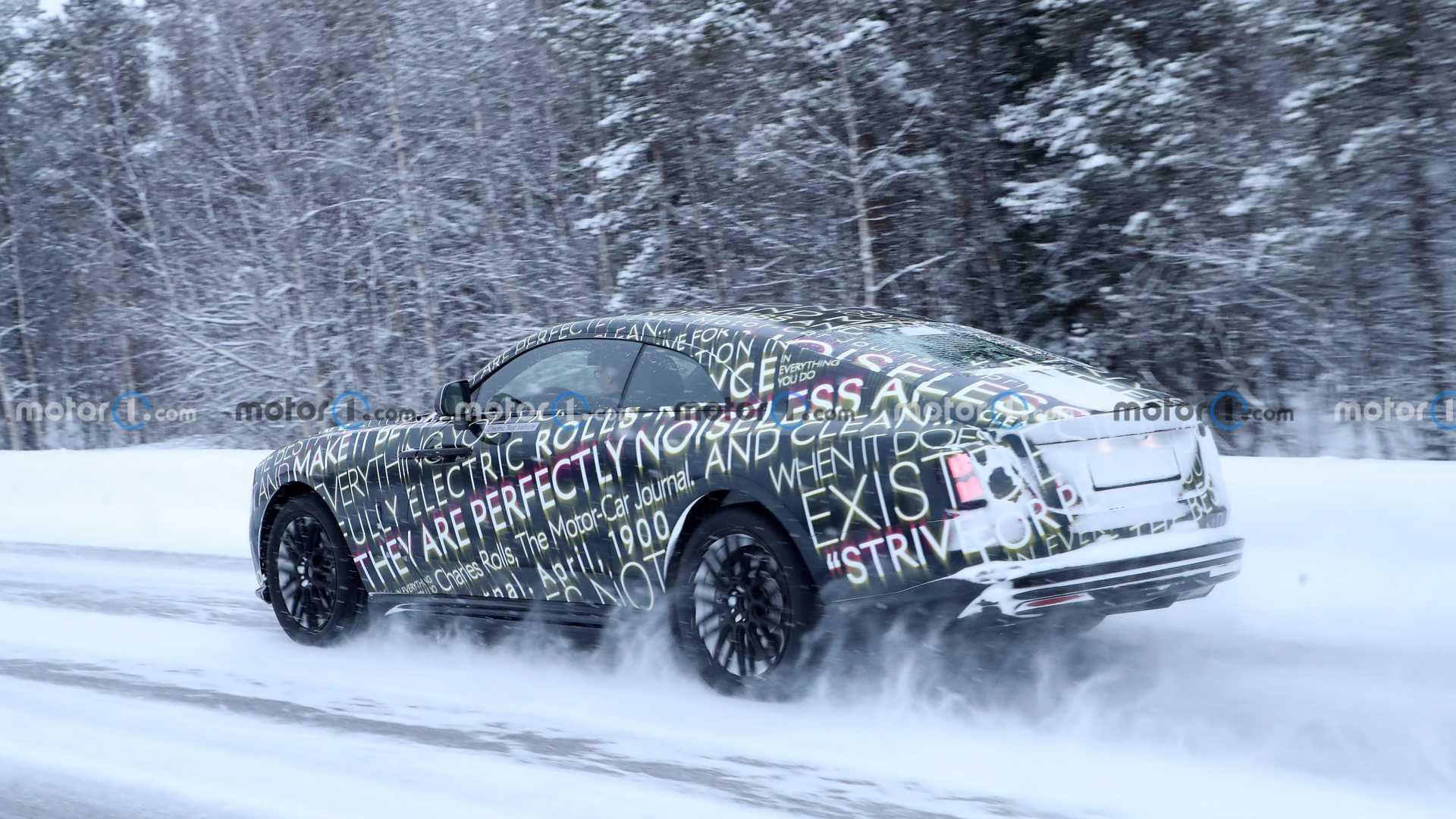 瑞典冬季测试的谍照也被曝光,身披字母迷彩的伪装,不过整体轮廓还是