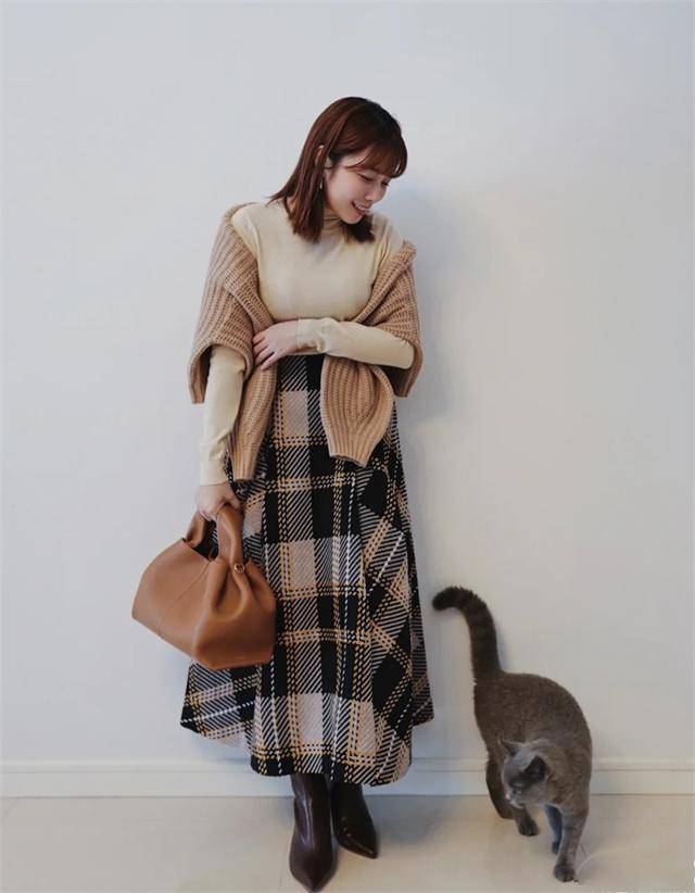 整体 会穿才不显老！给40岁以上女人的过年穿搭建议：裙过踝、靴要跟