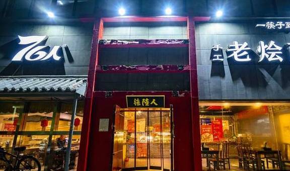 游走郑州街头吃到的当地小吃，味道不错，店名都有“故事”