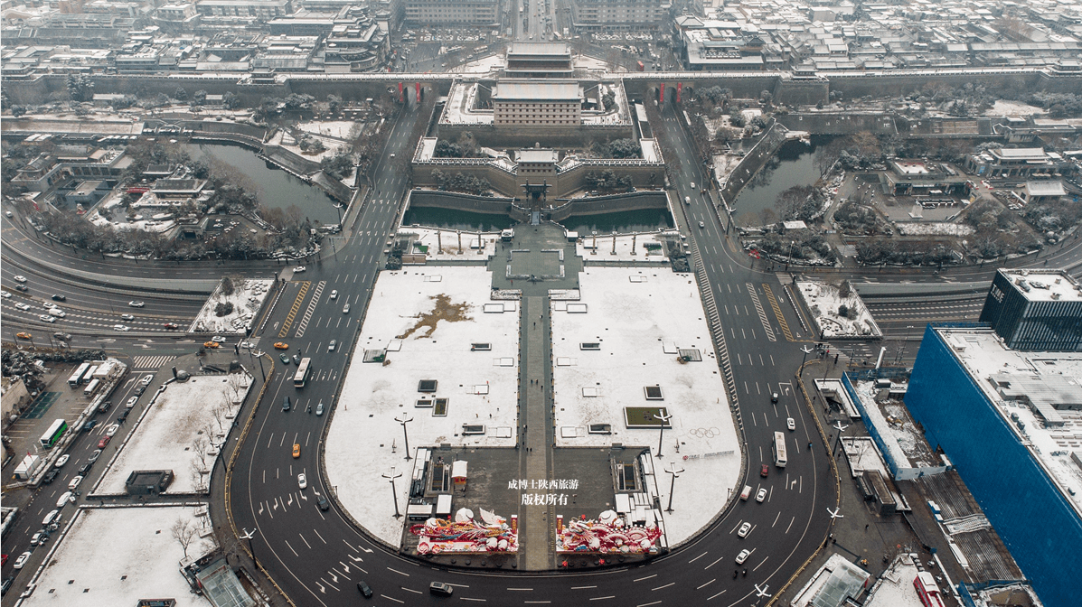 原创飘雪的天气用无人机拍摄西安城墙钟鼓楼感受古城之美