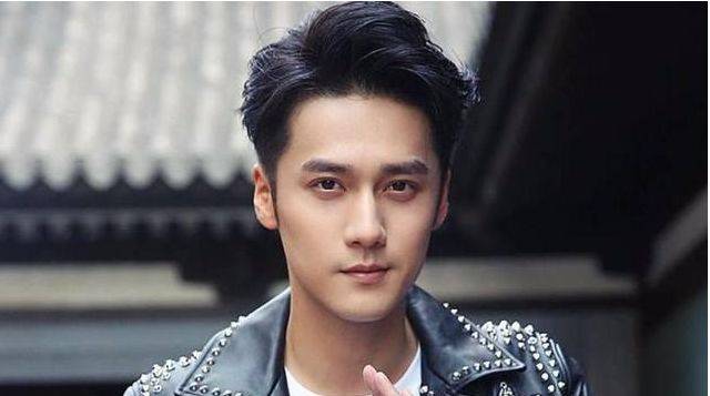 出道即巅峰 休·艺鹭为他演奏 但现在他沦落到在酒吧唱歌