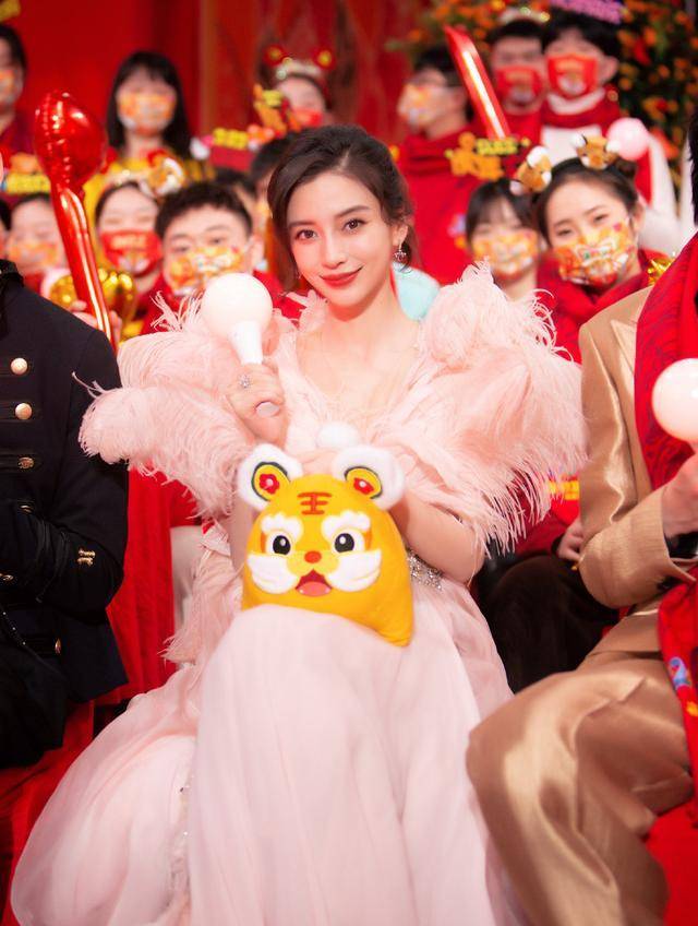 Angelababy穿“飞鸟裙”主持北京春晚，优雅迷人丝毫不受离婚影响
