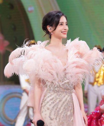原创杨颖离婚后首秀满面春风穿高定礼服隔空对挑唐嫣力证资源不减