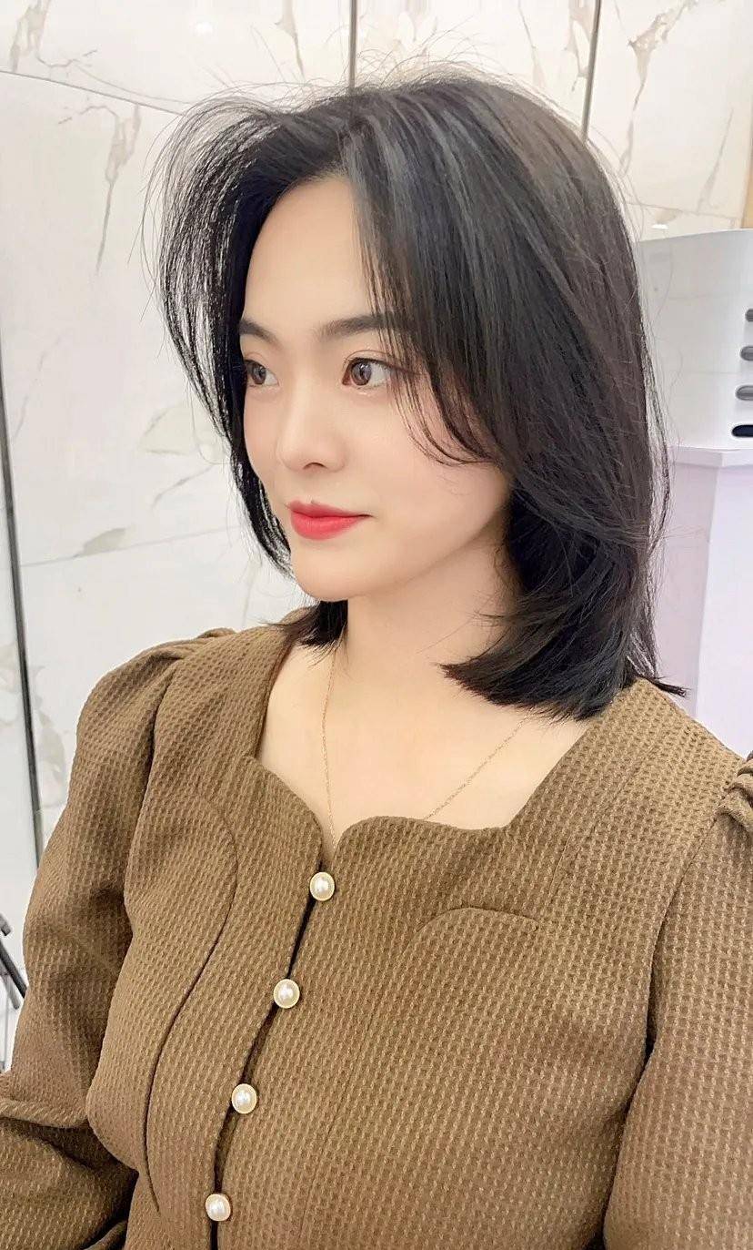 发型女人过了30岁选什么发型？推边头满头卷锁骨发，越剪越时尚。
