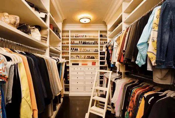 三亚 沈腾一家三亚度假,老婆穿着宽松被嘲:中年妈妈硬是穿成了奶奶辈