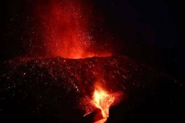 游客|连续喷发三个月，“火山游”火了！单人只需900元！