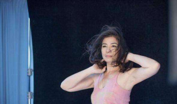 女王自律女星不会老？50岁许晴露肩湿发太撩人，巩俐修长美腿女王范