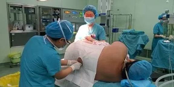 体重|11斤重的男婴出生七天后，一直都没睁眼，医院检查后，一家人乐了