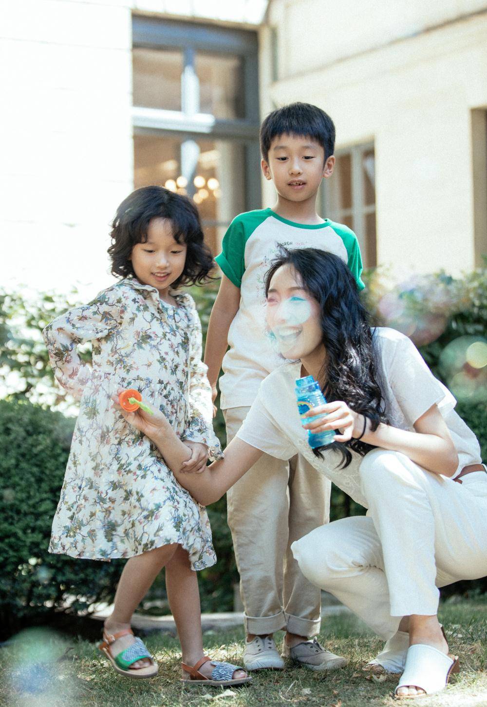 浅粉色 黄觉妻子携儿女现身，8岁小核桃穿格纹衬衫耍帅，小枣碎花裙好甜