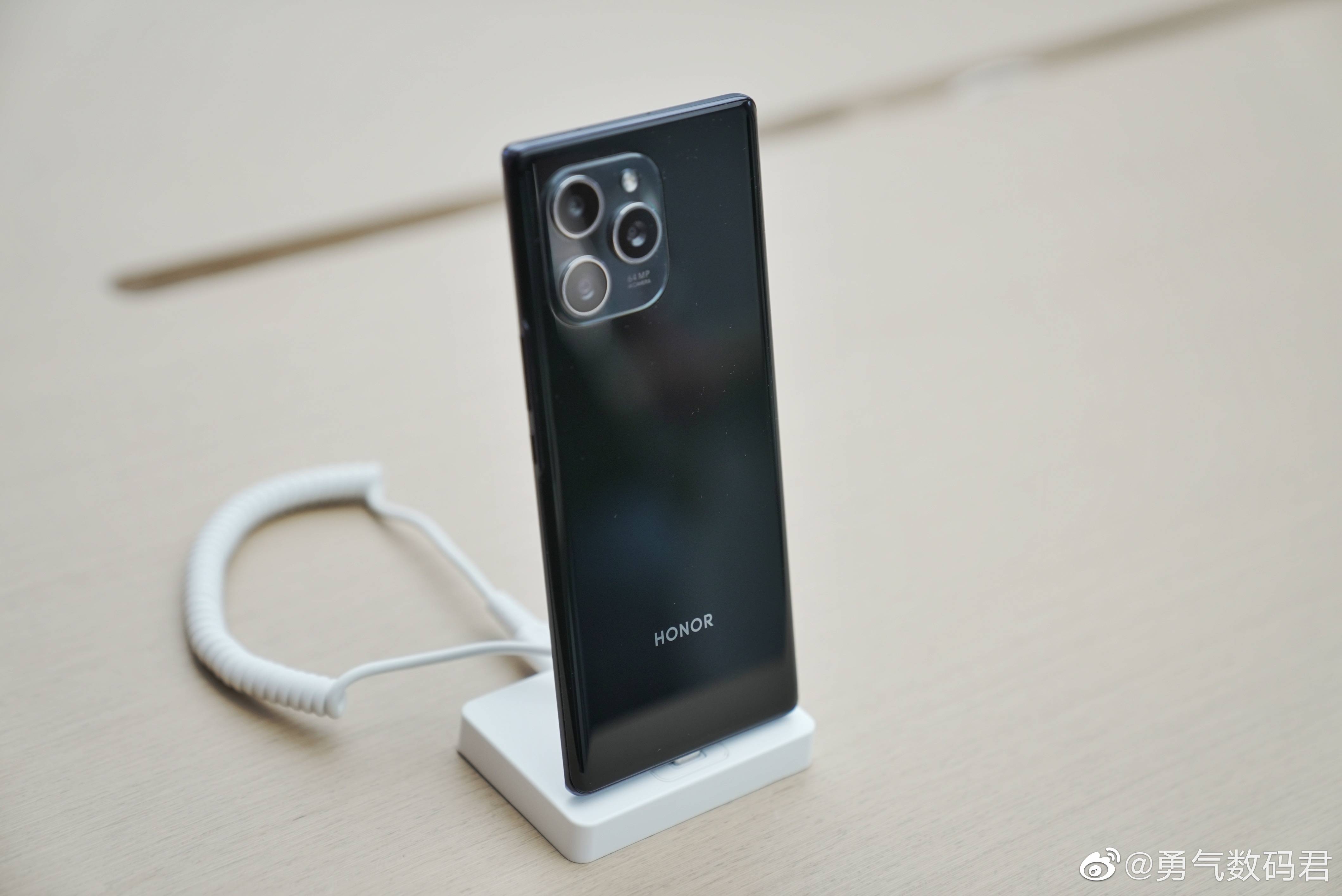 荣耀60 SE真机上手图出炉：后摄神似iPhone 13 Pro