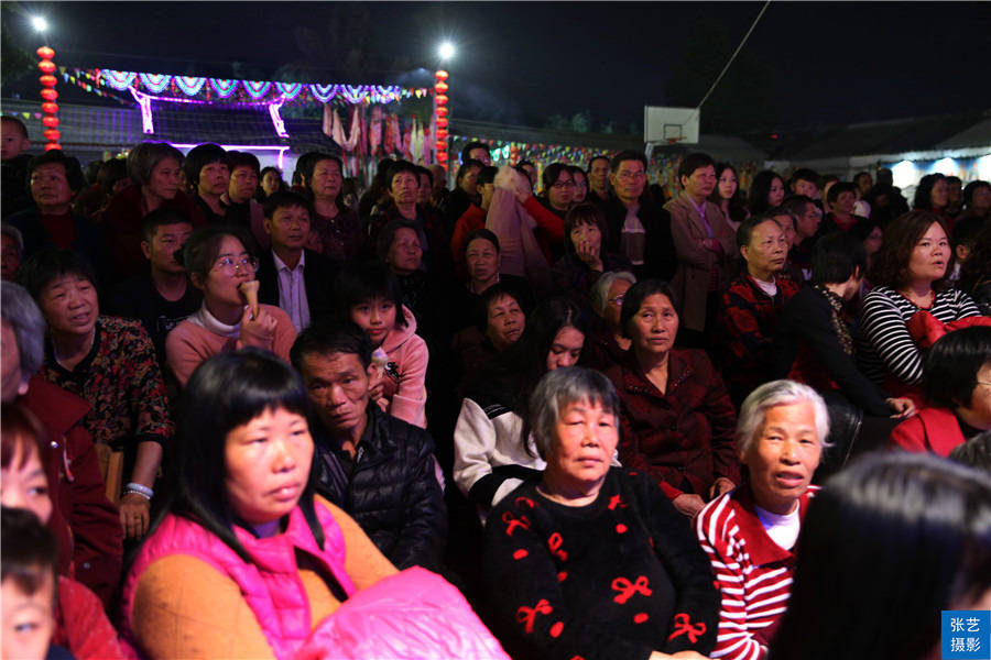 在热烈的气氛中,市潮剧团演出了《五子挂帅》等剧目.