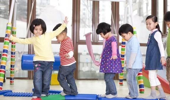 什么|幼儿园奇葩家长，“帮我把孩子送回来”，幼师：现在改行来得及吗