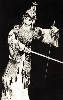 也就是这一天,孟小冬第一次见到了传说中的京剧大师——梅兰芳.