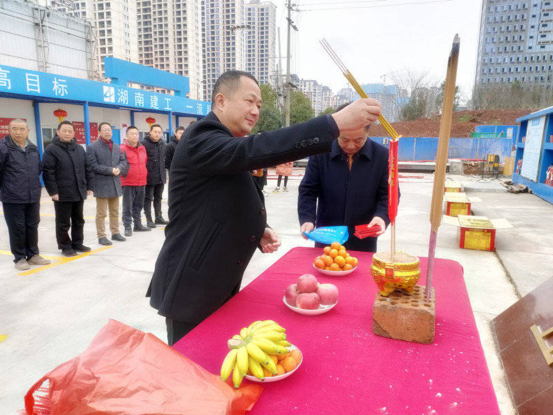会后,廖总给全体员工发放了开门红包,同时还进行了祭拜活动,希望今年