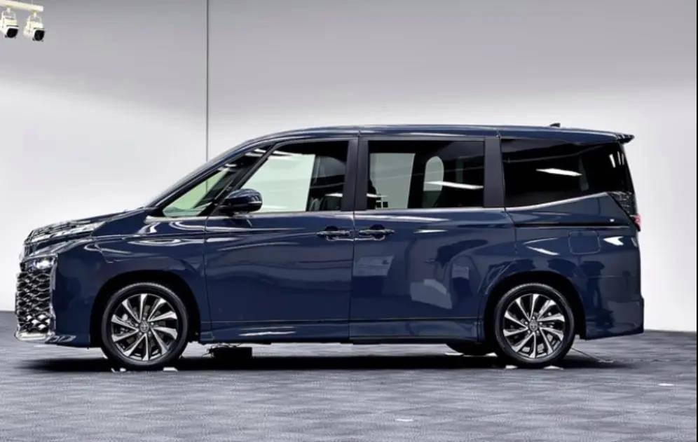 目前全新voxy已经到店,将成为丰田抢占mpv市场关键一环,其起售价仅为