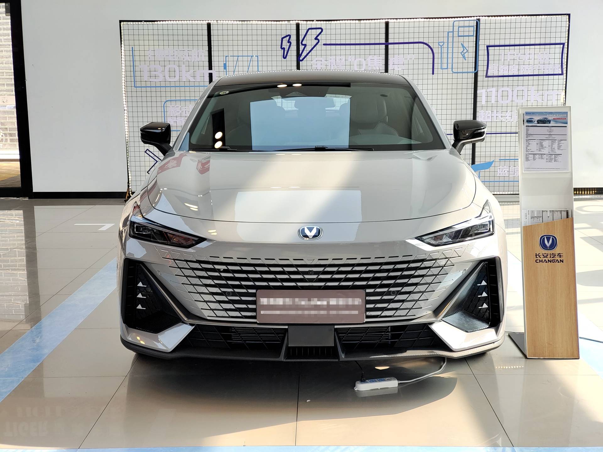 原创运动感十足长安univ实车到店配升降式尾翼