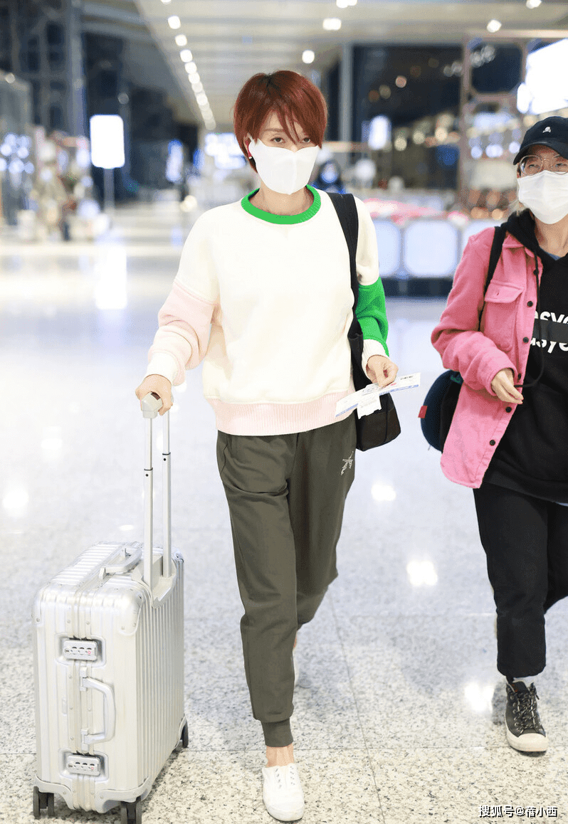 马伊琍 马伊琍真是越活越年轻,穿牛仔外套配玫红色t恤,洋气减龄还时髦