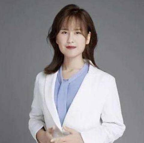 社会歪脸女孩整容成功后拒当网红，终圆教师梦，网友评其：不忘初心