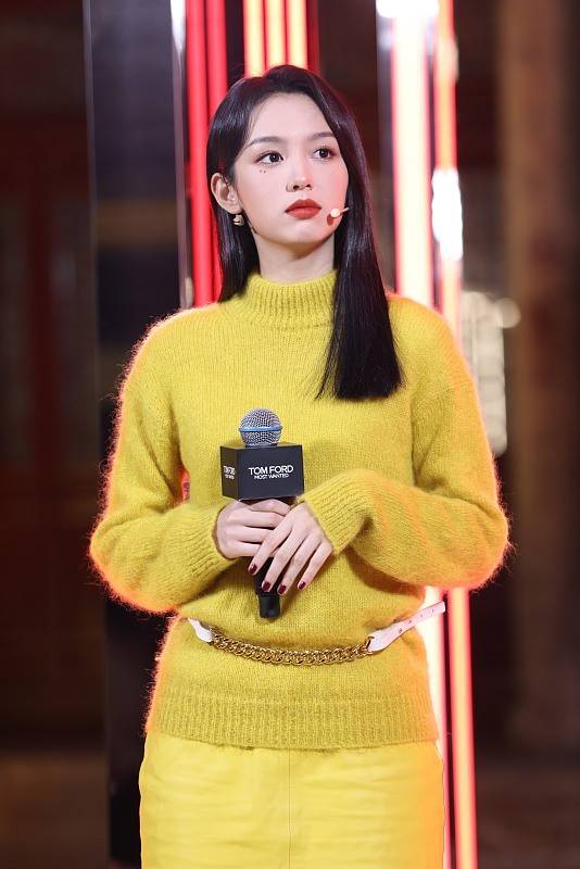 整体 周也的“筷子腿”好迷人，姜黄色针织衫配A字裙温柔高级，超养眼