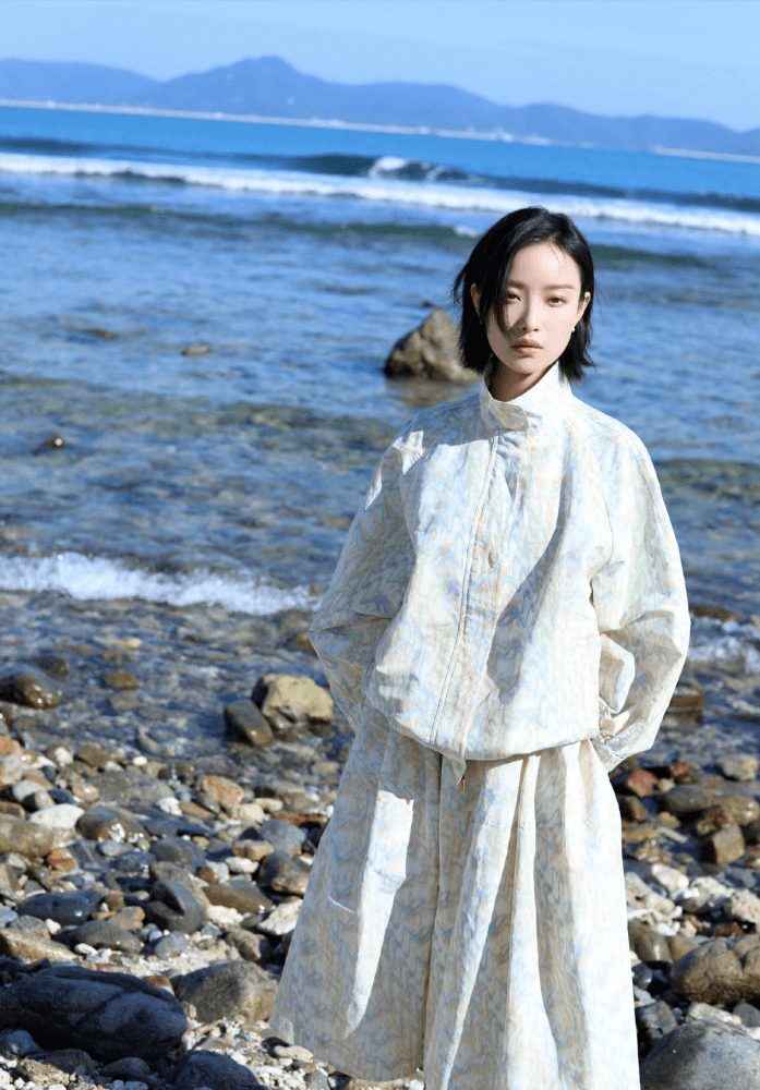 作用 倪妮的冷艳脸穿啥都高级，奶奶辈的复古绿色旗袍穿身上，不显老气