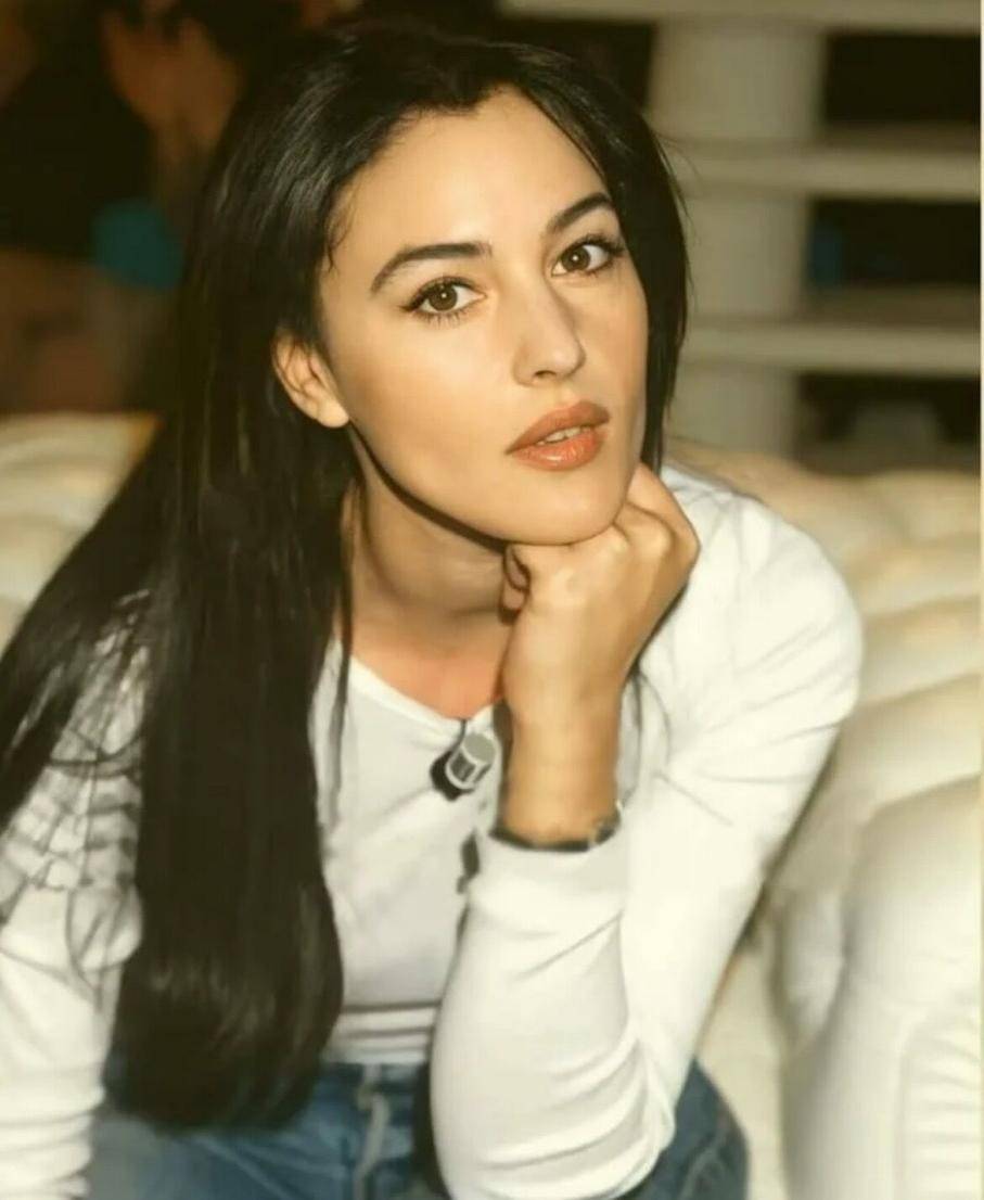 "球花"年过半百也时髦,穿黑衣潇洒老去,虽发福却比谁都优雅_莫妮卡