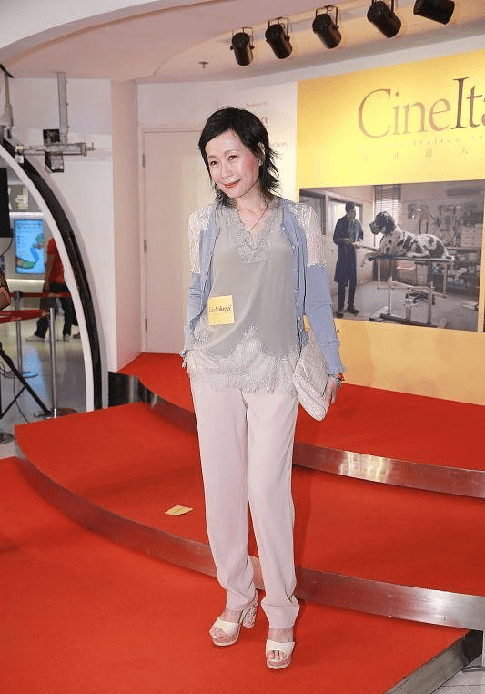 身材 叶童真是毫无医美痕迹,身材看着有点发福,但皱纹显出“原生美”