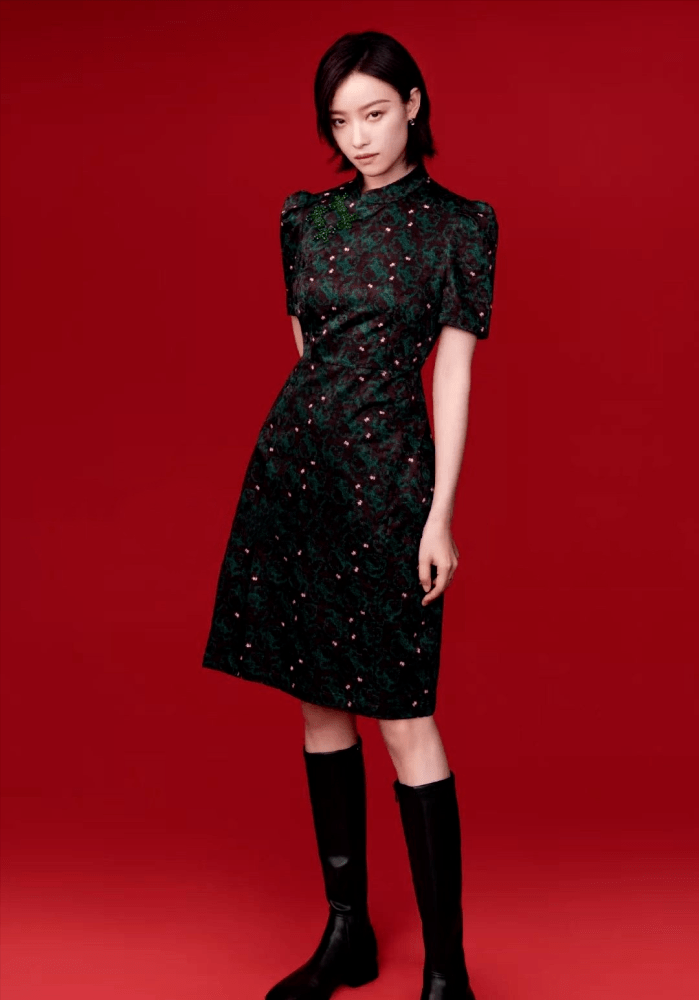 作用 倪妮的冷艳脸穿啥都高级，奶奶辈的复古绿色旗袍穿身上，不显老气