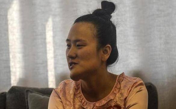 社会歪脸女孩整容成功后拒当网红，终圆教师梦，网友评其：不忘初心