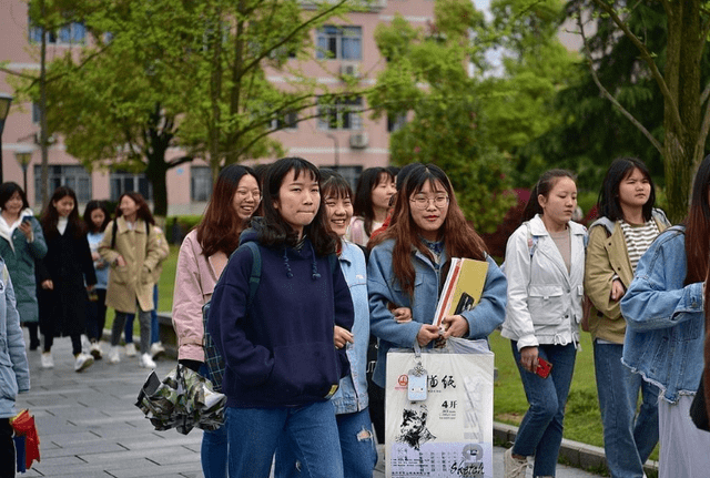 社会歪脸女孩整容成功后拒当网红，终圆教师梦，网友评其：不忘初心