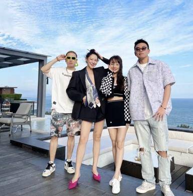尽在江湖了断”这是甄妮的《春月弯刀》2022年2月1