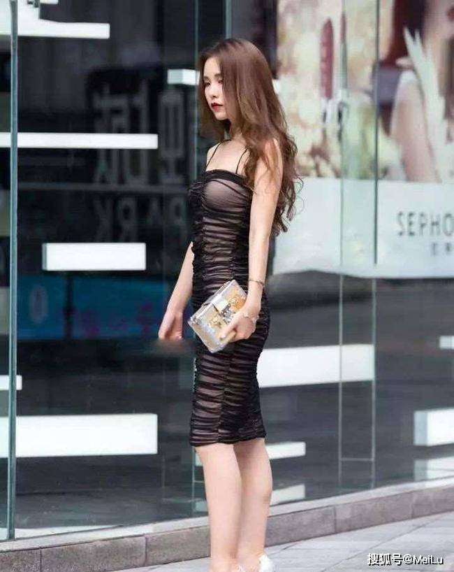 表妹 表妹毕业后去当销售，从清纯到成熟，这身打扮够“合格”吧