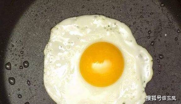 那锅|煎荷包蛋时，别傻傻只加油，多加这一样东西，香酥里嫩，还不粘锅