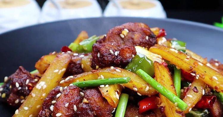 分享干锅鸡的做法,麻辣美味,开胃下饭_姜片_食物_土豆条