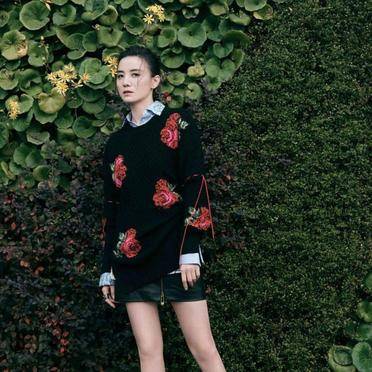 好身材 身穿一件印花设计的黑色针织衫叠穿浅色条纹衬衫,很有层次感,再搭配皮质短裙