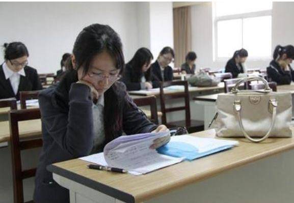 社会歪脸女孩整容成功后拒当网红，终圆教师梦，网友评其：不忘初心