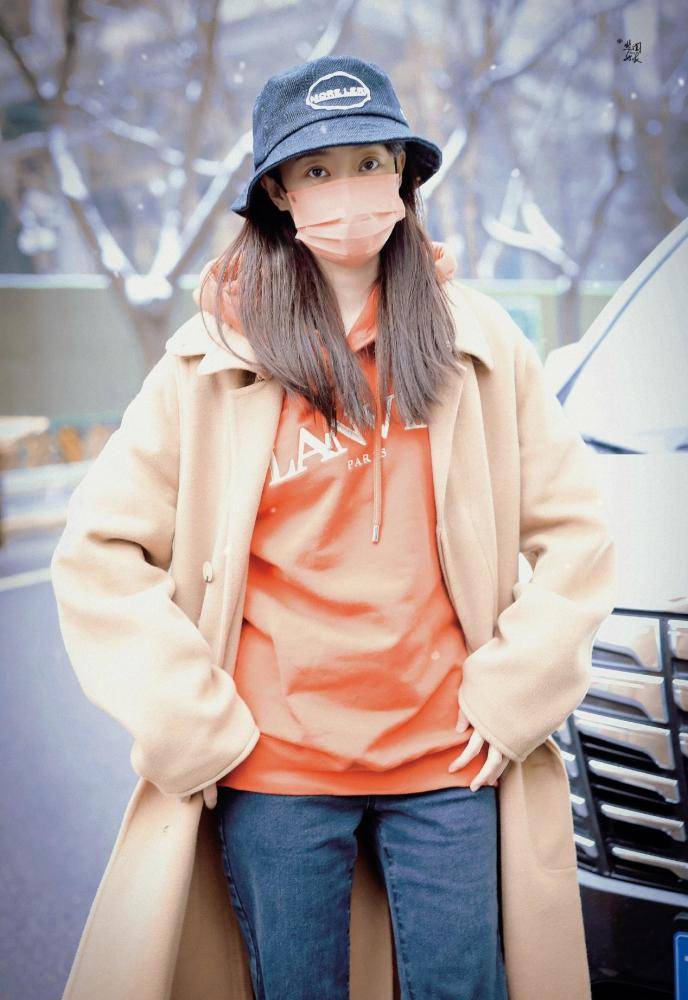 张小斐 张小斐私下穿着随意又好看，穿一身绿色走机场，身形高挑神采奕奕