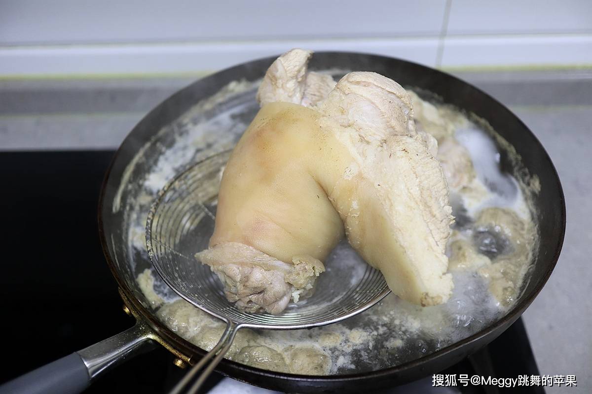 电饭煲|懒人版的炖肘子，浓香软糯入味，不善下厨的小白轻松就学会