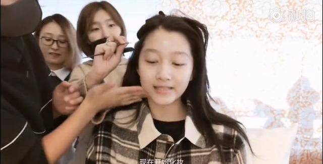 下巴网友偶遇火箭少女，吴宣仪头围比路人小很多，张紫宁却一直在学习