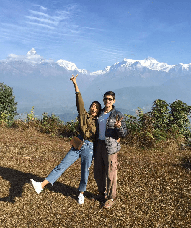 (我和石头在连绵不绝的喜马拉雅山脉前合影)和他分别后,我一个人去了