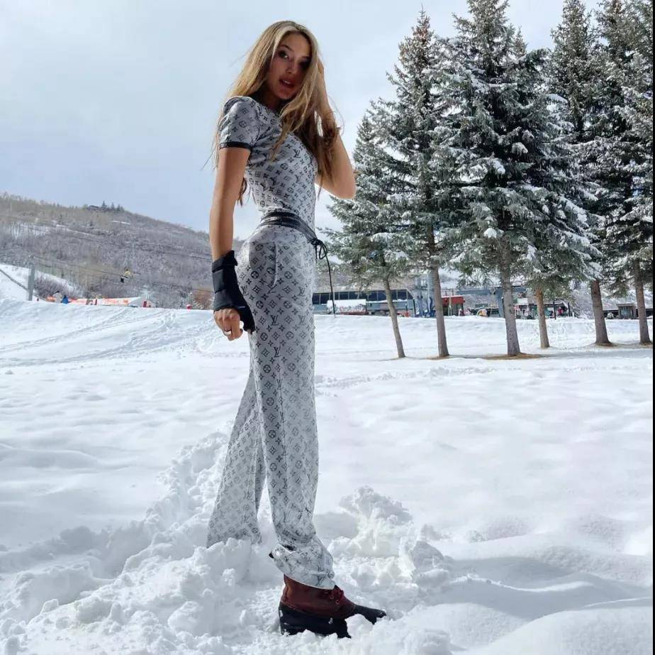 黑色 撬动时尚圈的谷爱凌，被各种大牌青睐的她，穿搭到底有多绝？