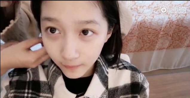 下巴网友偶遇火箭少女，吴宣仪头围比路人小很多，张紫宁却一直在学习