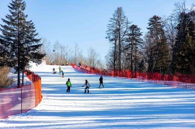 长白山北坡只有一个雪道的红松王滑雪场，是滑雪季新手的冰雪乐园