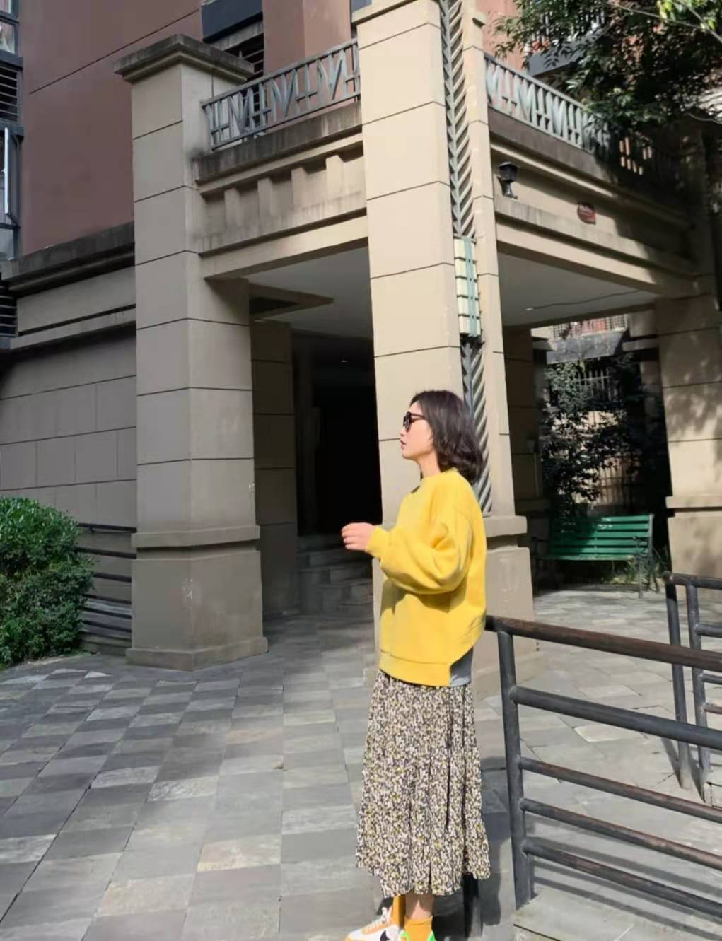 黑色 卫衣不一定配裤子才好看,搭这4种“半身裙”,时尚减龄显气质