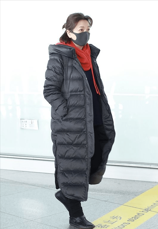 职场 54岁江珊终于复出，不做发型全场最朴素，奶奶风打扮更暴露年龄