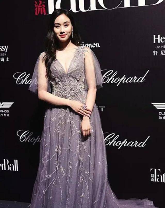 设计 何超欣穿校服参加活动，白衬衫配高腰百褶裙，不站C位照样抢眼