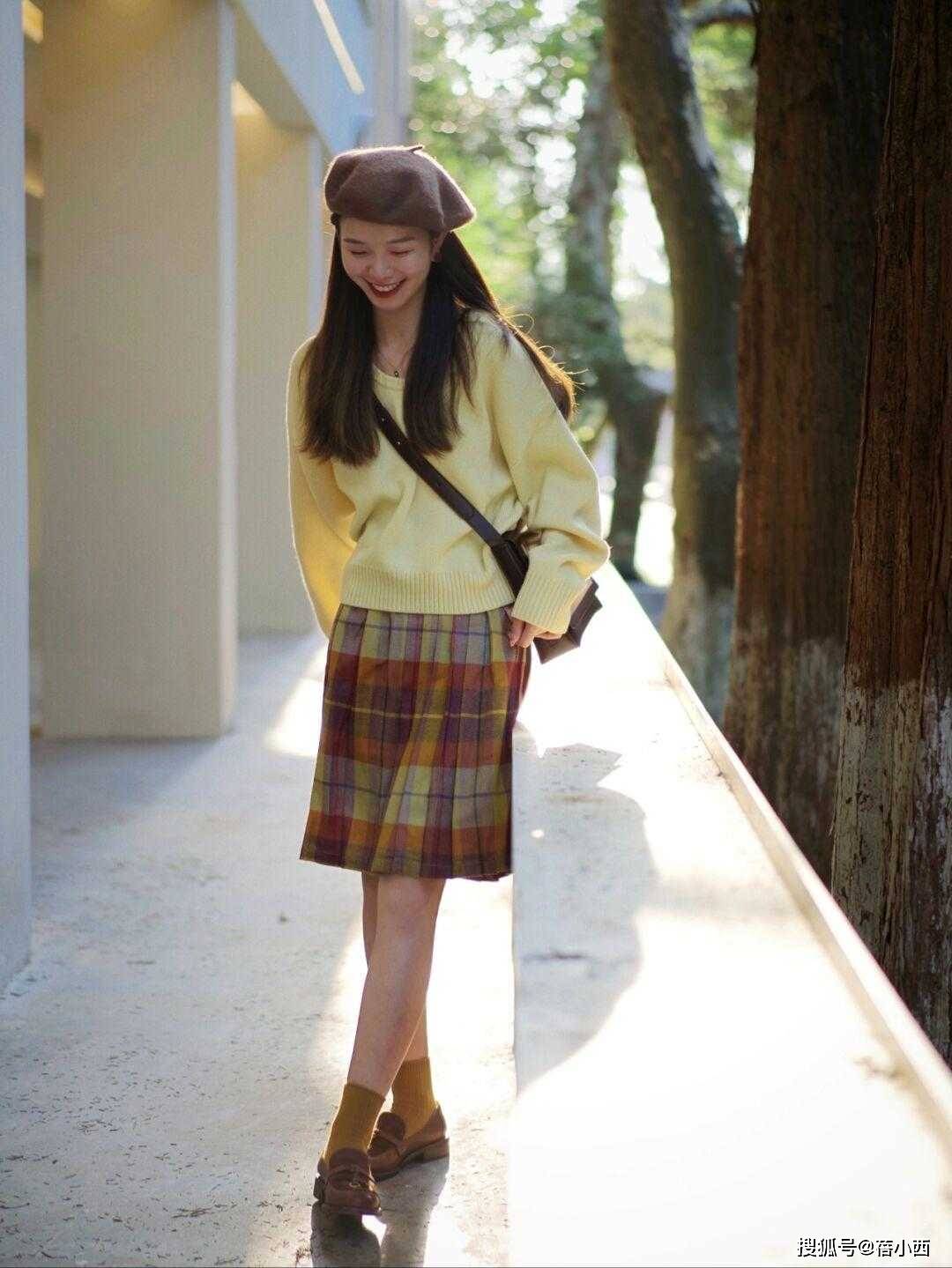 毛衣 今年春季火了这3条半身裙,配毛衣和西装都很合适,好看还实用