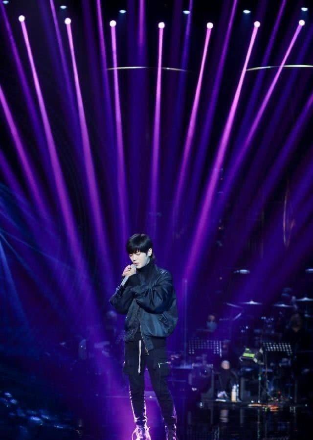 全名举荐歌手是来自香港的许靖韵,专家组推荐的选手就是毕书尽.