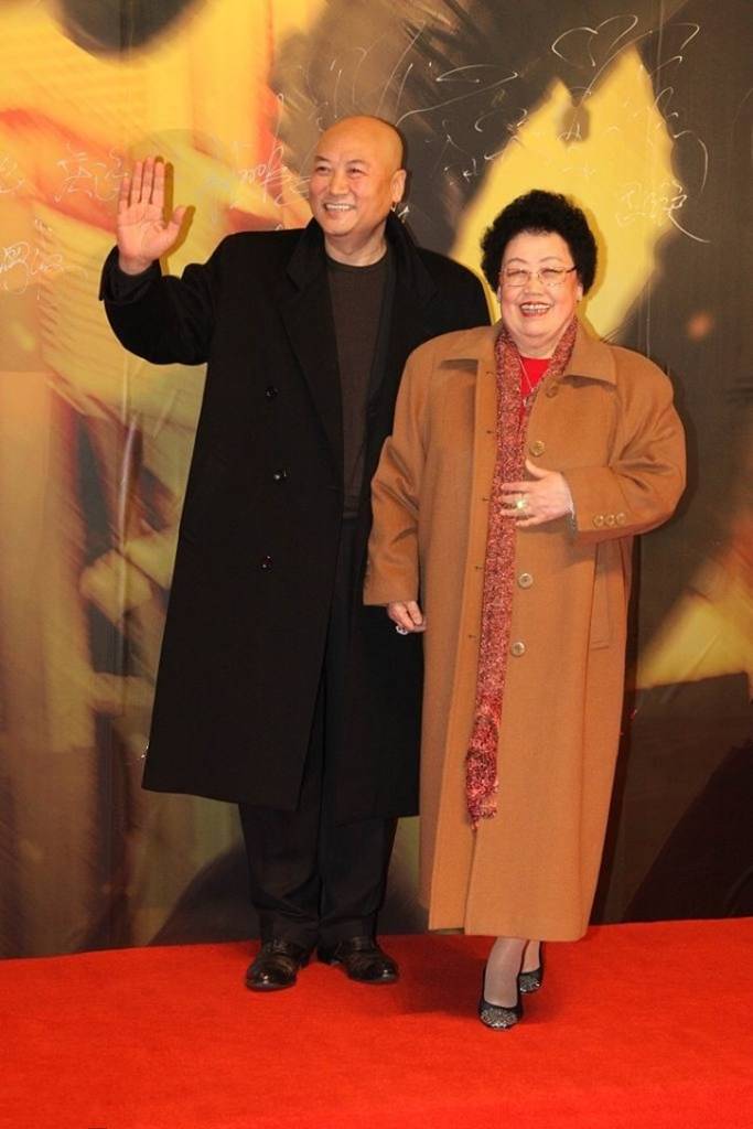 陈丽华 迟重瑞搀富婆妻子出镜，大12岁老婆全身首饰太闪耀，他全程陪笑